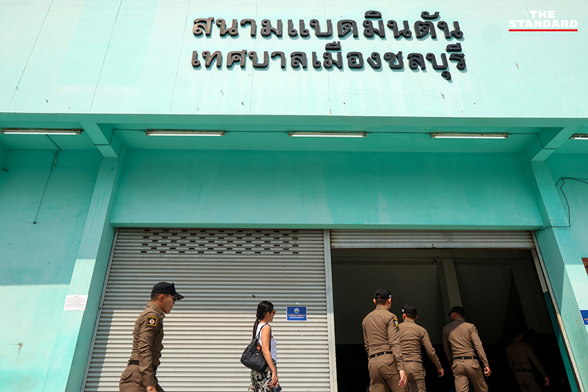 ประชาชนรวมกลุ่มเฝ้าหีบบัตรเลือกตั้ง สส. ชลบุรี เขต 1 เพื่อเรียกร้องการนับคะแนนใหม่ โดยมีเจ้าหน้าที่ กกต. เข้าสอบปากคำ 7