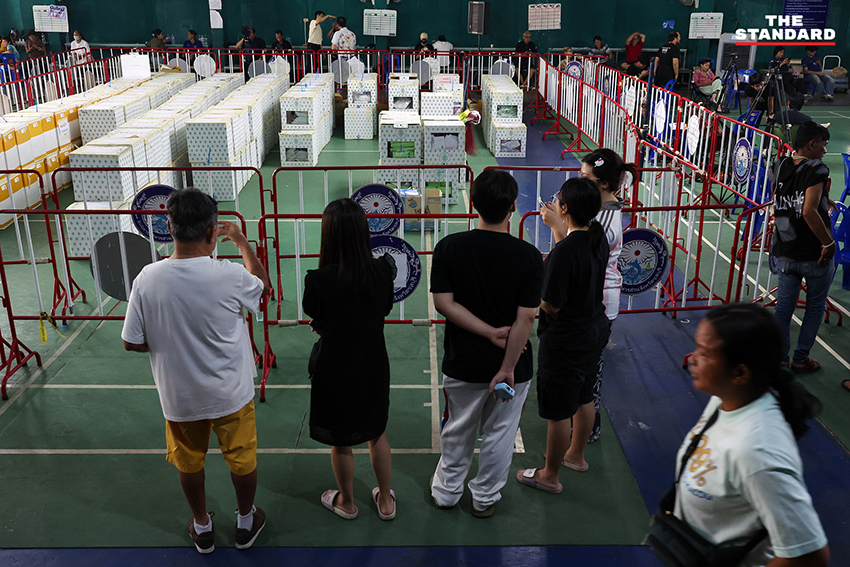 ประชาชนรวมกลุ่มเฝ้าหีบบัตรเลือกตั้ง สส. ชลบุรี เขต 1 เพื่อเรียกร้องการนับคะแนนใหม่ โดยมีเจ้าหน้าที่ กกต. เข้าสอบปากคำ 9