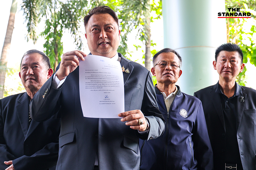 สุชาติ ชมกลิ่น เซ็นหนังสือยื่นต่อ กกต. ต่อหน้าสื่อมวลชน เพื่อขอนับคะแนนเลือกตั้งใหม่ที่ชลบุรี เขต 1 2