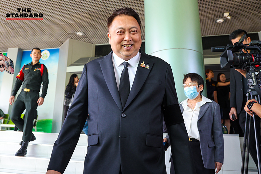 สุชาติ ชมกลิ่น เซ็นหนังสือยื่นต่อ กกต. ต่อหน้าสื่อมวลชน เพื่อขอนับคะแนนเลือกตั้งใหม่ที่ชลบุรี เขต 1 3