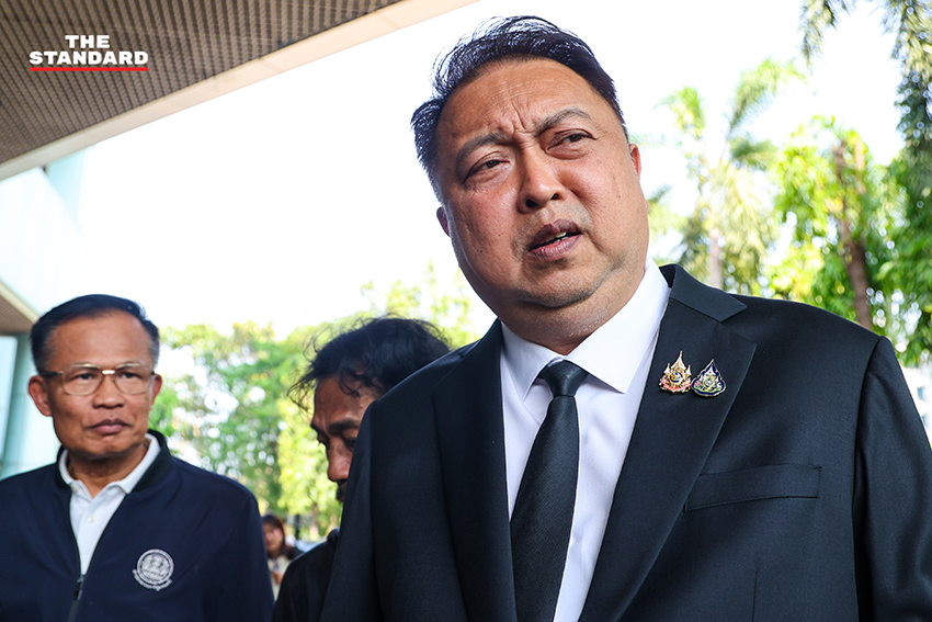 สุชาติ ชมกลิ่น เซ็นหนังสือยื่นต่อ กกต. ต่อหน้าสื่อมวลชน เพื่อขอนับคะแนนเลือกตั้งใหม่ที่ชลบุรี เขต 1 4