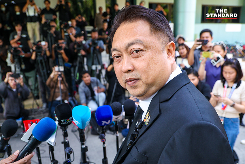 สุชาติ ชมกลิ่น เซ็นหนังสือยื่นต่อ กกต. ต่อหน้าสื่อมวลชน เพื่อขอนับคะแนนเลือกตั้งใหม่ที่ชลบุรี เขต 1 5