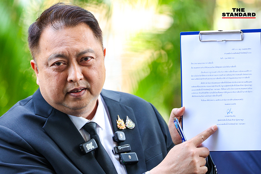 สุชาติ ชมกลิ่น เซ็นหนังสือยื่นต่อ กกต. ต่อหน้าสื่อมวลชน เพื่อขอนับคะแนนเลือกตั้งใหม่ที่ชลบุรี เขต 1 6