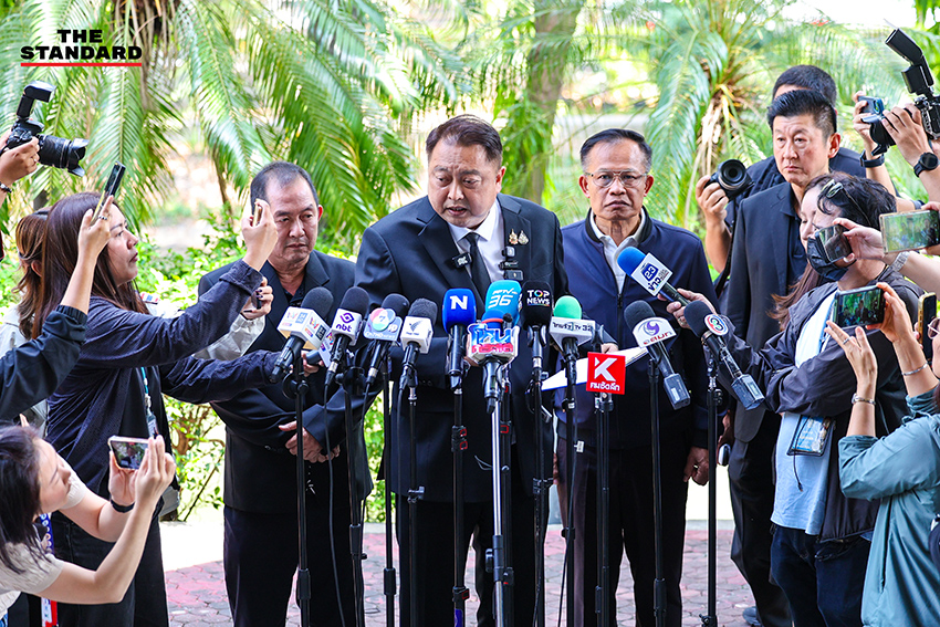 สุชาติ ชมกลิ่น เซ็นหนังสือยื่นต่อ กกต. ต่อหน้าสื่อมวลชน เพื่อขอนับคะแนนเลือกตั้งใหม่ที่ชลบุรี เขต 1 7