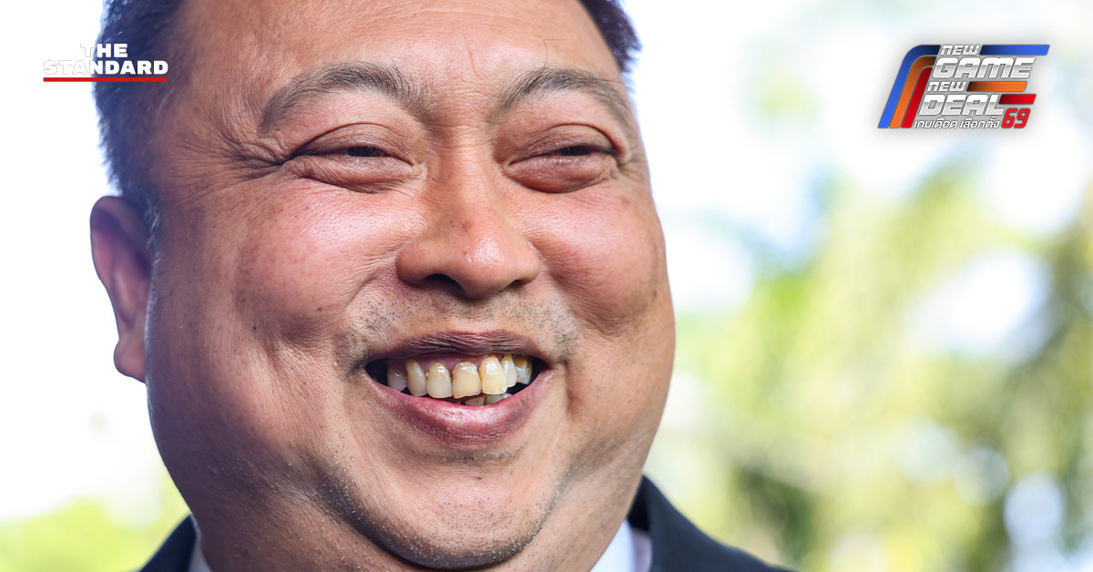 สุชาติ ชมกลิ่น เซ็นหนังสือยื่นต่อ กกต. ต่อหน้าสื่อมวลชน เพื่อขอนับคะแนนเลือกตั้งใหม่ที่ชลบุรี เขต 1