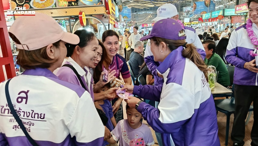 คุณหญิงสุดารัตน์ เกยุพันธุ์ แคนดิเดตนายกฯ พรรคไทยสร้างไทย หาเสียงที่ตลาดสดธนบุรี ท่ามกลางประชาชนให้การต้อนรับอบอุ่น 2