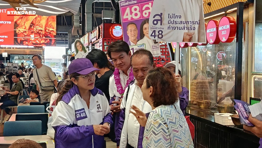 คุณหญิงสุดารัตน์ เกยุพันธุ์ แคนดิเดตนายกฯ พรรคไทยสร้างไทย หาเสียงที่ตลาดสดธนบุรี ท่ามกลางประชาชนให้การต้อนรับอบอุ่น 3