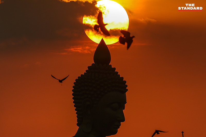 ภาพดวงอาทิตย์ตกลงตรงยอดพระเกศของพระพุทธธรรมกายเทพมงคล หรือพระใหญ่ วัดปากน้ำ ภาษีเจริญ 1