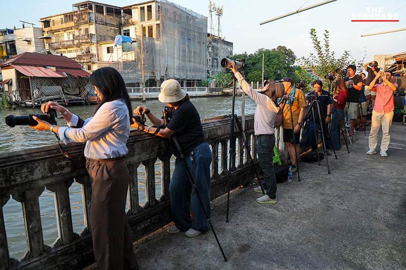 ภาพดวงอาทิตย์ตกลงตรงยอดพระเกศของพระพุทธธรรมกายเทพมงคล หรือพระใหญ่ วัดปากน้ำ ภาษีเจริญ 2