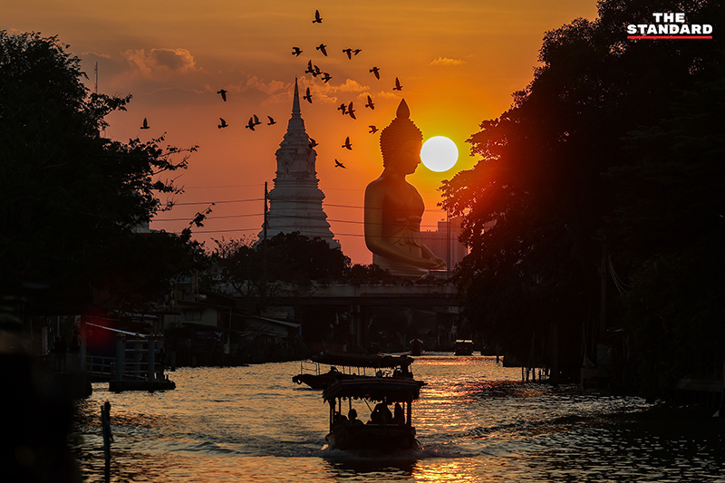 ภาพดวงอาทิตย์ตกลงตรงยอดพระเกศของพระพุทธธรรมกายเทพมงคล หรือพระใหญ่ วัดปากน้ำ ภาษีเจริญ 3