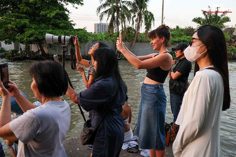 ภาพดวงอาทิตย์ตกลงตรงยอดพระเกศของพระพุทธธรรมกายเทพมงคล หรือพระใหญ่ วัดปากน้ำ ภาษีเจริญ 4