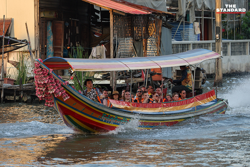 ภาพดวงอาทิตย์ตกลงตรงยอดพระเกศของพระพุทธธรรมกายเทพมงคล หรือพระใหญ่ วัดปากน้ำ ภาษีเจริญ 7