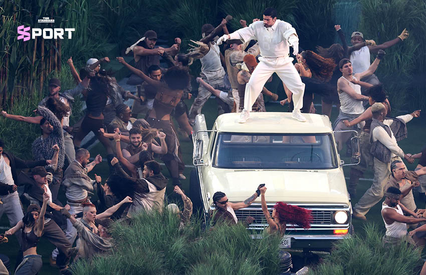 ภาพศิลปิน Bad Bunny, Ricky Martin และ Lady Gaga แสดงบนเวที Super Bowl Halftime Show ที่เต็มไปด้วยพลังและความหลากหลายทางวัฒนธรรม 4