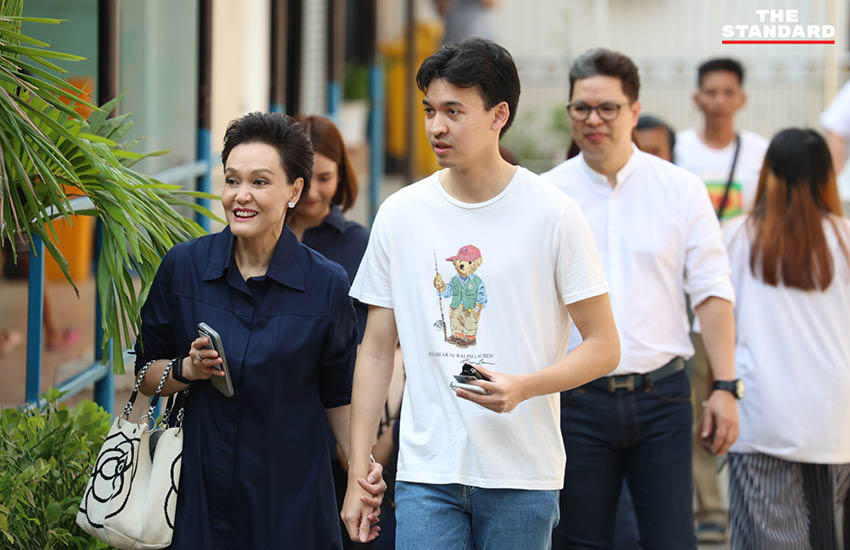 ศุภจี สุธรรมพันธ์ รัฐมนตรีว่าการกระทรวงพาณิชย์ พร้อมคุณแม่และลูกชาย ใช้สิทธิเลือกตั้งและออกเสียงประชามติ ณ หน่วยเลือกตั้ง โรงเรียนประเสริฐอิสลาม จังหวัดนนทบุรี 1