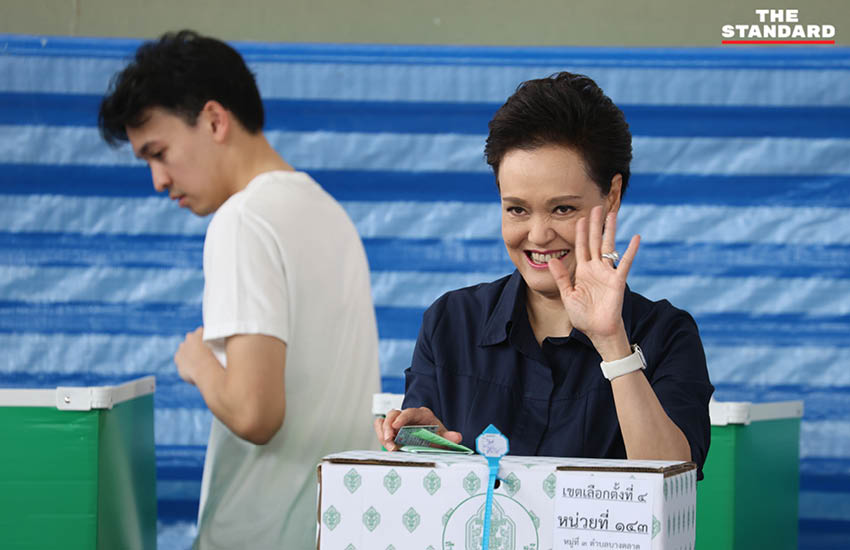ศุภจี สุธรรมพันธ์ รัฐมนตรีว่าการกระทรวงพาณิชย์ พร้อมคุณแม่และลูกชาย ใช้สิทธิเลือกตั้งและออกเสียงประชามติ ณ หน่วยเลือกตั้ง โรงเรียนประเสริฐอิสลาม จังหวัดนนทบุรี 2