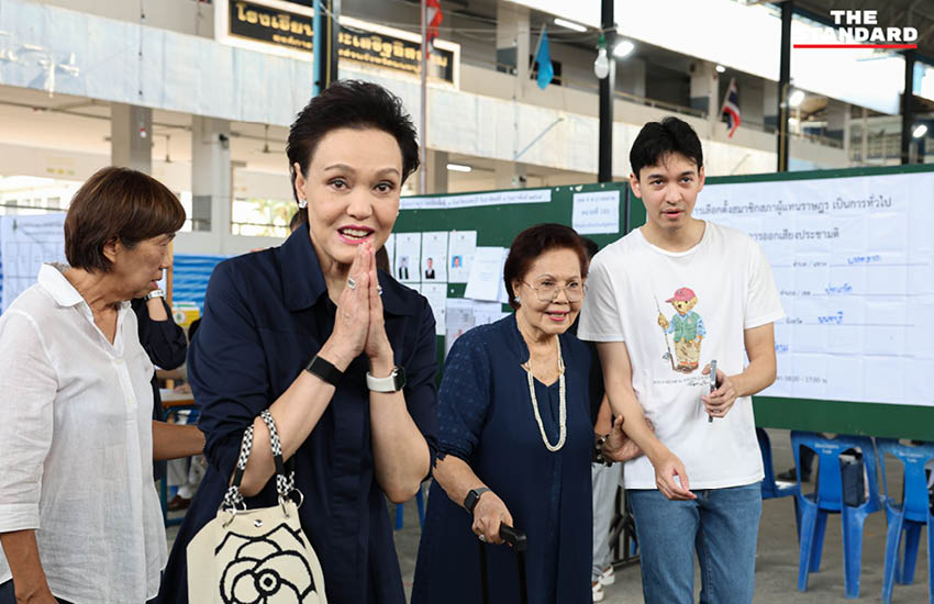 ศุภจี สุธรรมพันธ์ รัฐมนตรีว่าการกระทรวงพาณิชย์ พร้อมคุณแม่และลูกชาย ใช้สิทธิเลือกตั้งและออกเสียงประชามติ ณ หน่วยเลือกตั้ง โรงเรียนประเสริฐอิสลาม จังหวัดนนทบุรี 3