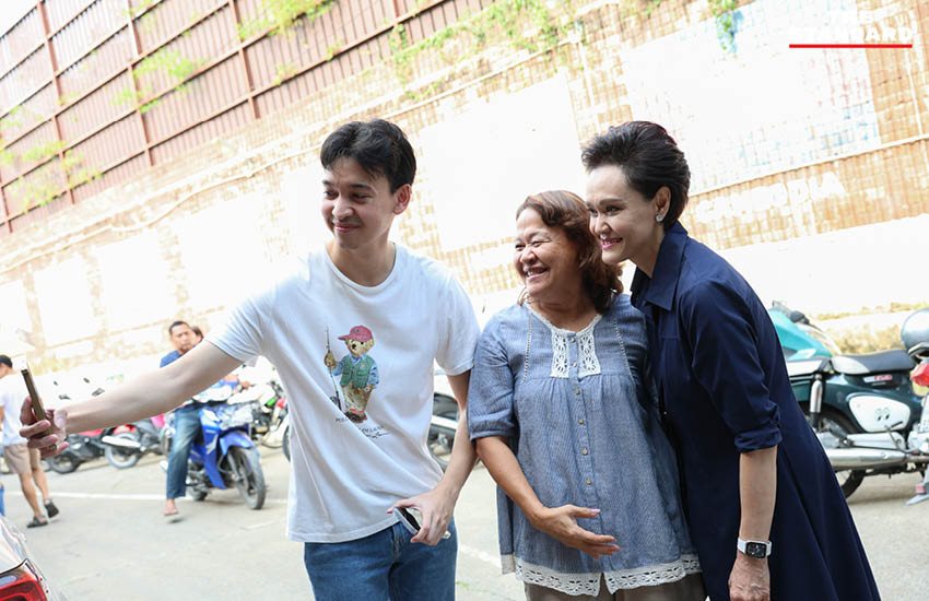 ศุภจี สุธรรมพันธ์ รัฐมนตรีว่าการกระทรวงพาณิชย์ พร้อมคุณแม่และลูกชาย ใช้สิทธิเลือกตั้งและออกเสียงประชามติ ณ หน่วยเลือกตั้ง โรงเรียนประเสริฐอิสลาม จังหวัดนนทบุรี 5