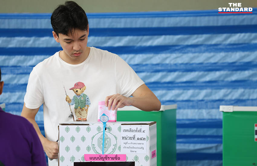 ศุภจี สุธรรมพันธ์ รัฐมนตรีว่าการกระทรวงพาณิชย์ พร้อมคุณแม่และลูกชาย ใช้สิทธิเลือกตั้งและออกเสียงประชามติ ณ หน่วยเลือกตั้ง โรงเรียนประเสริฐอิสลาม จังหวัดนนทบุรี 6