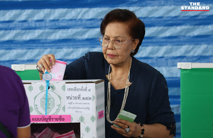 ศุภจี สุธรรมพันธ์ รัฐมนตรีว่าการกระทรวงพาณิชย์ พร้อมคุณแม่และลูกชาย ใช้สิทธิเลือกตั้งและออกเสียงประชามติ ณ หน่วยเลือกตั้ง โรงเรียนประเสริฐอิสลาม จังหวัดนนทบุรี 7