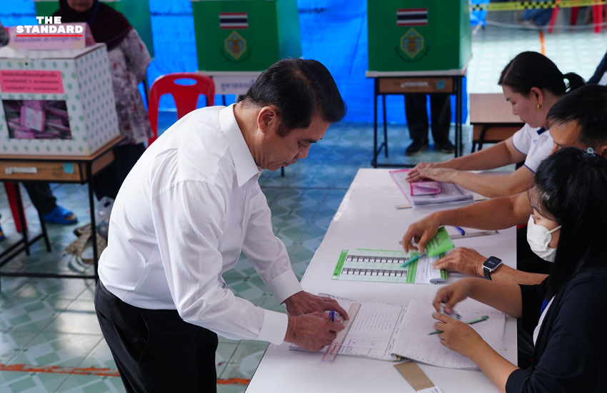 สุริยะ จึงรุ่งเรืองกิจ พร้อมครอบครัว ใช้สิทธิเลือกตั้งและออกเสียงประชามติ ณ หน่วยเลือกตั้ง 3