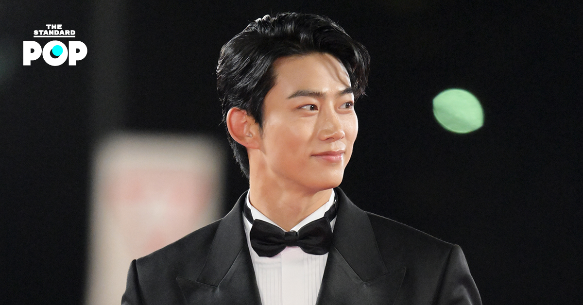 แทคยอน วง 2PM ในชุดสูทร่วมงานประกาศรางวัล