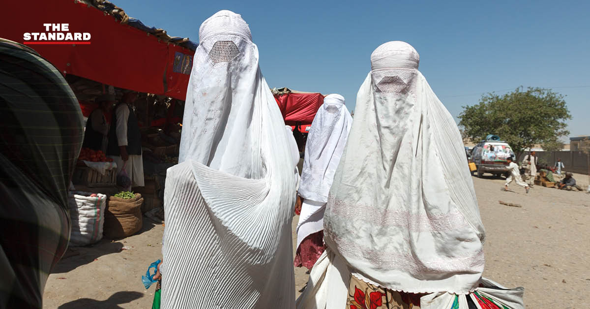 ภาพทหารตาลีบันและผู้หญิงอัฟกานิสถาน หลังตาลีบันออกกฎหมายให้สามีลงโทษภรรยาและบุตรได้