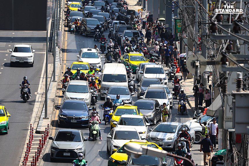 ภาพการจราจรหนาแน่นและประชาชนเดินทางมาใช้สิทธิเลือกตั้งล่วงหน้า บริเวณหน้า ตะวันนา 2 2