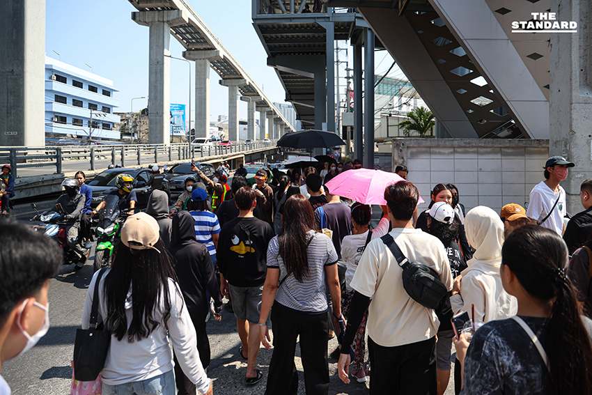 ภาพการจราจรหนาแน่นและประชาชนเดินทางมาใช้สิทธิเลือกตั้งล่วงหน้า บริเวณหน้า ตะวันนา 2 5