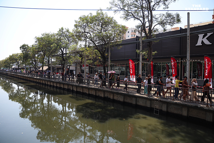 ภาพการจราจรหนาแน่นและประชาชนเดินทางมาใช้สิทธิเลือกตั้งล่วงหน้า บริเวณหน้า ตะวันนา 2 7