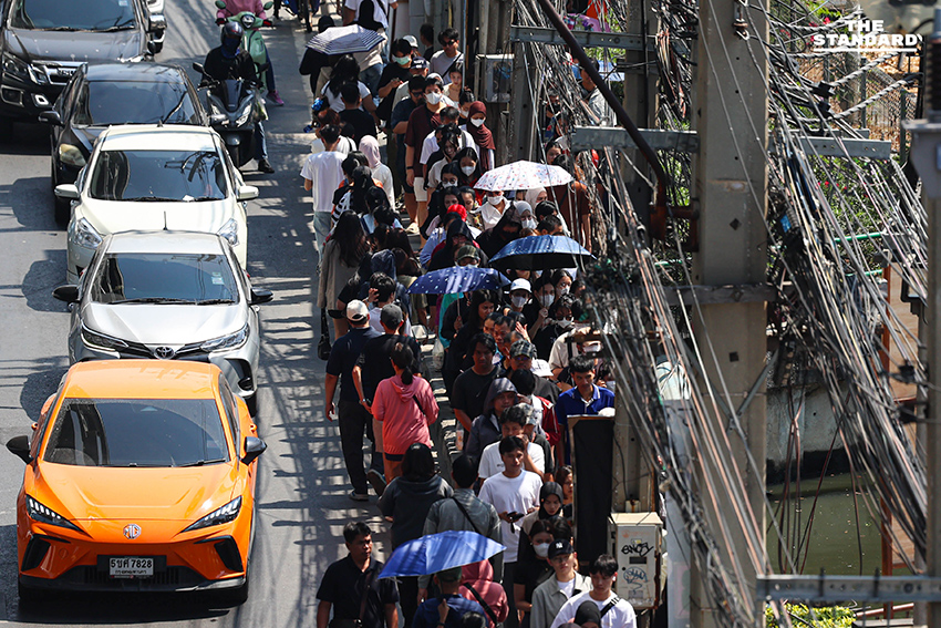 ภาพการจราจรหนาแน่นและประชาชนเดินทางมาใช้สิทธิเลือกตั้งล่วงหน้า บริเวณหน้า ตะวันนา 2 9