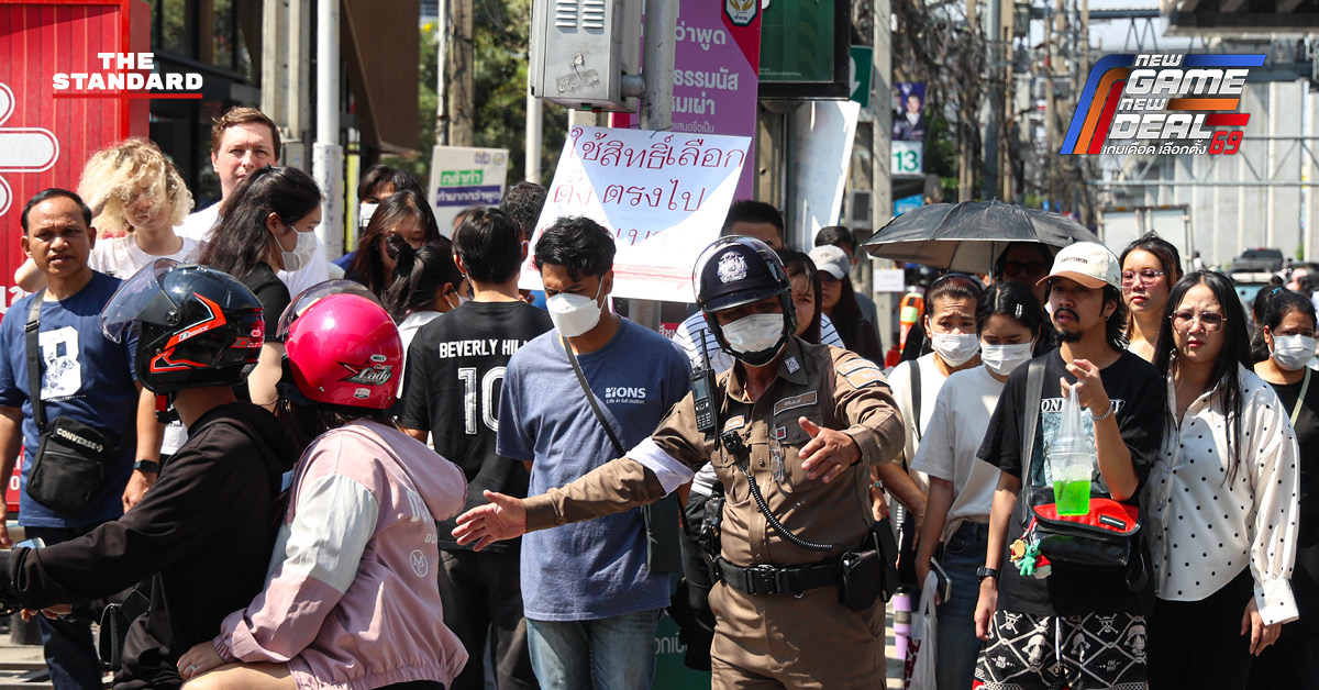 ภาพการจราจรหนาแน่นและประชาชนเดินทางมาใช้สิทธิเลือกตั้งล่วงหน้า บริเวณหน้า ตะวันนา 2