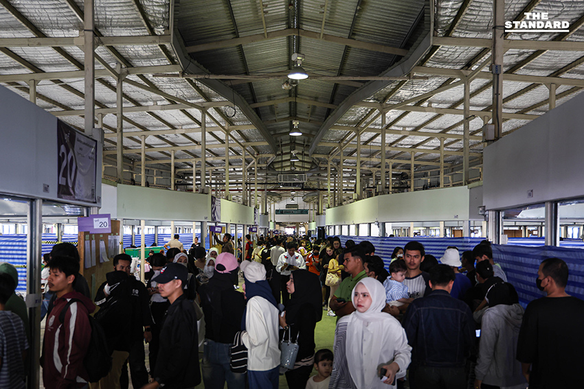 บรรยากาศประชาชนจำนวนมากมาใช้สิทธิเลือกตั้งล่วงหน้า ที่หน่วยเลือกตั้งกลางโครงการตะวันนาบางกะปิ (ตะวันนา 2) 1