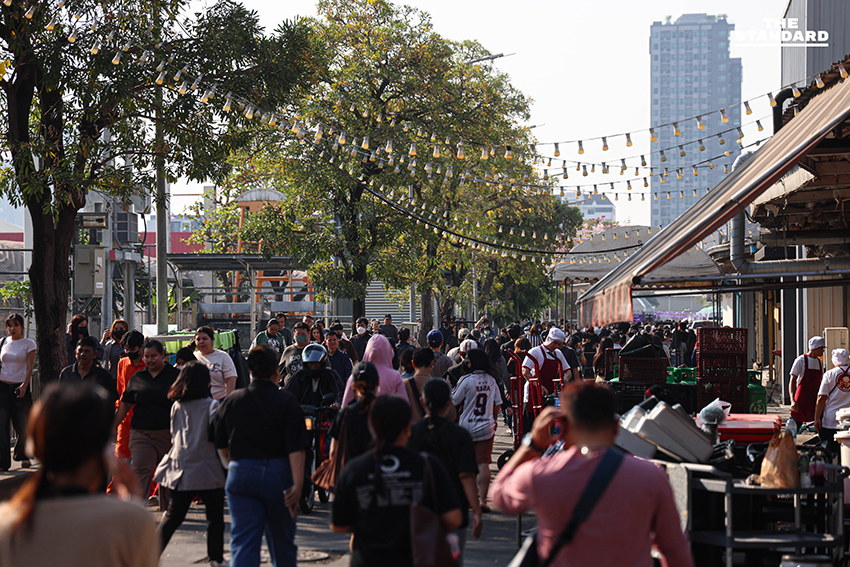 บรรยากาศประชาชนจำนวนมากมาใช้สิทธิเลือกตั้งล่วงหน้า ที่หน่วยเลือกตั้งกลางโครงการตะวันนาบางกะปิ (ตะวันนา 2) 11
