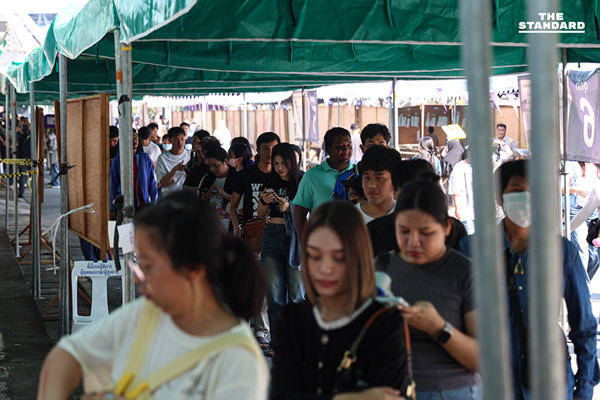 บรรยากาศประชาชนจำนวนมากมาใช้สิทธิเลือกตั้งล่วงหน้า ที่หน่วยเลือกตั้งกลางโครงการตะวันนาบางกะปิ (ตะวันนา 2) 12