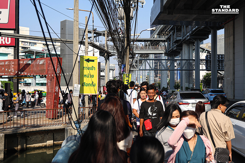 บรรยากาศประชาชนจำนวนมากมาใช้สิทธิเลือกตั้งล่วงหน้า ที่หน่วยเลือกตั้งกลางโครงการตะวันนาบางกะปิ (ตะวันนา 2) 13
