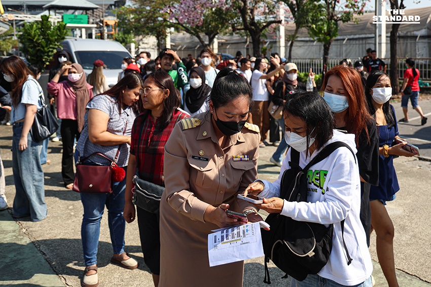 บรรยากาศประชาชนจำนวนมากมาใช้สิทธิเลือกตั้งล่วงหน้า ที่หน่วยเลือกตั้งกลางโครงการตะวันนาบางกะปิ (ตะวันนา 2) 2