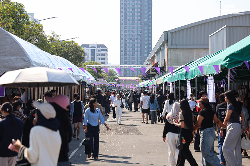 บรรยากาศประชาชนจำนวนมากมาใช้สิทธิเลือกตั้งล่วงหน้า ที่หน่วยเลือกตั้งกลางโครงการตะวันนาบางกะปิ (ตะวันนา 2) 4