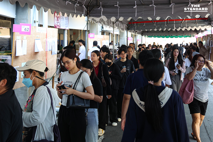 บรรยากาศประชาชนจำนวนมากมาใช้สิทธิเลือกตั้งล่วงหน้า ที่หน่วยเลือกตั้งกลางโครงการตะวันนาบางกะปิ (ตะวันนา 2) 5