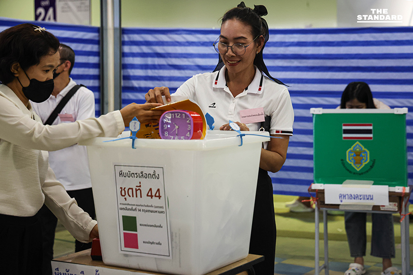 บรรยากาศประชาชนจำนวนมากมาใช้สิทธิเลือกตั้งล่วงหน้า ที่หน่วยเลือกตั้งกลางโครงการตะวันนาบางกะปิ (ตะวันนา 2) 7