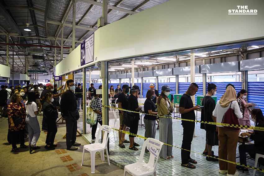 บรรยากาศประชาชนจำนวนมากมาใช้สิทธิเลือกตั้งล่วงหน้า ที่หน่วยเลือกตั้งกลางโครงการตะวันนาบางกะปิ (ตะวันนา 2) 8