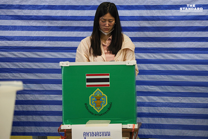 บรรยากาศประชาชนจำนวนมากมาใช้สิทธิเลือกตั้งล่วงหน้า ที่หน่วยเลือกตั้งกลางโครงการตะวันนาบางกะปิ (ตะวันนา 2) 9