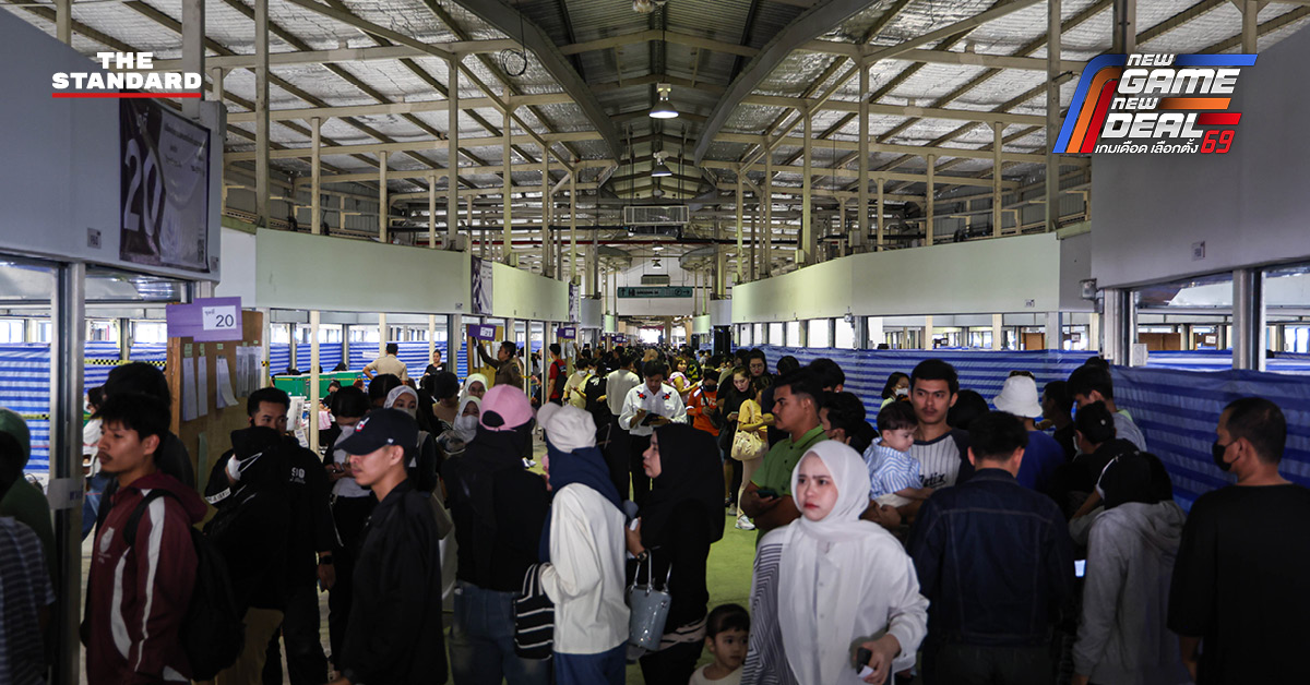 บรรยากาศประชาชนจำนวนมากมาใช้สิทธิเลือกตั้งล่วงหน้า ที่หน่วยเลือกตั้งกลางโครงการตะวันนาบางกะปิ (ตะวันนา 2)