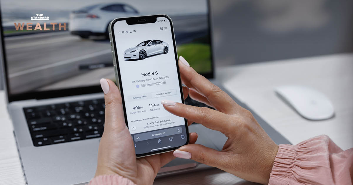 รถยนต์ Tesla พร้อมโลโก้ศาลสหรัฐฯ สื่อถึงคำตัดสินคดี Autopilot ชนเสียชีวิต