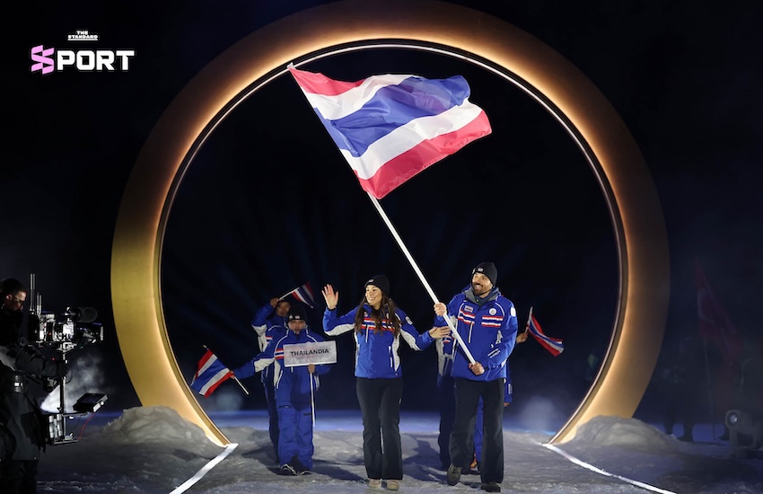 ภาพนักกีฬาไทย 3 คน มรรค จันเหลือง คาเรน จันเหลือง และ ฟาเบียน อันเดรอัส วีสท์ เดินพาเหรดในพิธีเปิดโอลิมปิกฤดูหนาว Milano Cortina 2026 1