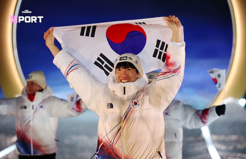 ภาพนักกีฬาไทย 3 คน มรรค จันเหลือง คาเรน จันเหลือง และ ฟาเบียน อันเดรอัส วีสท์ เดินพาเหรดในพิธีเปิดโอลิมปิกฤดูหนาว Milano Cortina 2026 10