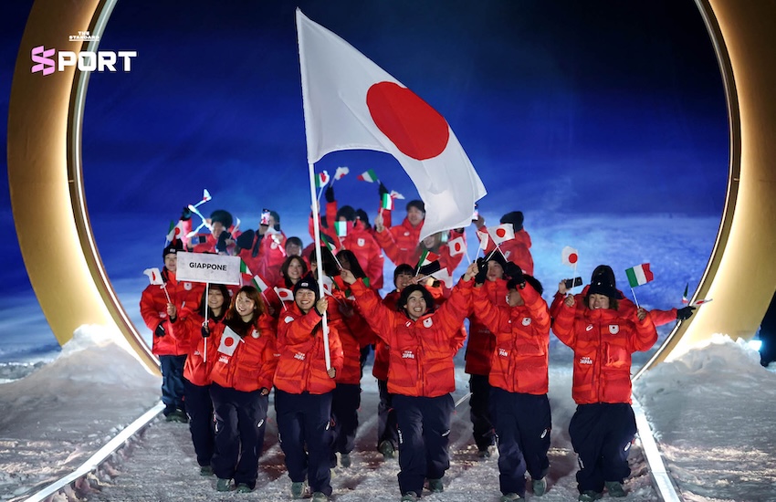 ภาพนักกีฬาไทย 3 คน มรรค จันเหลือง คาเรน จันเหลือง และ ฟาเบียน อันเดรอัส วีสท์ เดินพาเหรดในพิธีเปิดโอลิมปิกฤดูหนาว Milano Cortina 2026 11