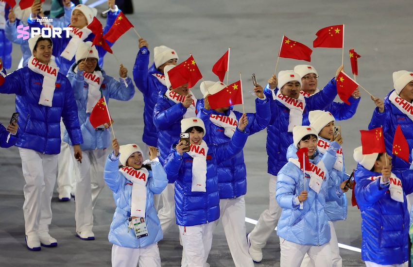 ภาพนักกีฬาไทย 3 คน มรรค จันเหลือง คาเรน จันเหลือง และ ฟาเบียน อันเดรอัส วีสท์ เดินพาเหรดในพิธีเปิดโอลิมปิกฤดูหนาว Milano Cortina 2026 12