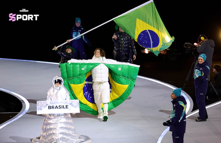 ภาพนักกีฬาไทย 3 คน มรรค จันเหลือง คาเรน จันเหลือง และ ฟาเบียน อันเดรอัส วีสท์ เดินพาเหรดในพิธีเปิดโอลิมปิกฤดูหนาว Milano Cortina 2026 3