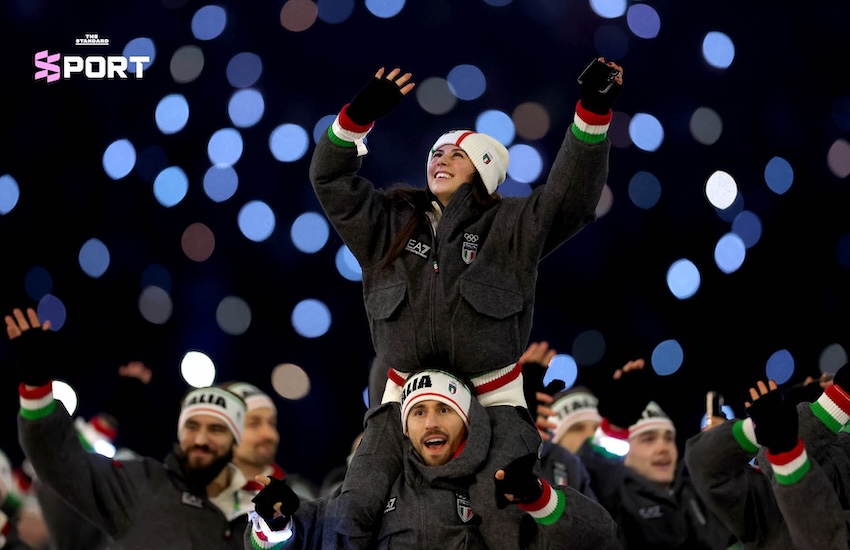 ภาพนักกีฬาไทย 3 คน มรรค จันเหลือง คาเรน จันเหลือง และ ฟาเบียน อันเดรอัส วีสท์ เดินพาเหรดในพิธีเปิดโอลิมปิกฤดูหนาว Milano Cortina 2026 5