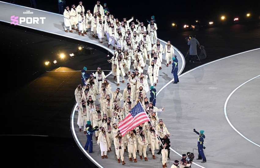 ภาพนักกีฬาไทย 3 คน มรรค จันเหลือง คาเรน จันเหลือง และ ฟาเบียน อันเดรอัส วีสท์ เดินพาเหรดในพิธีเปิดโอลิมปิกฤดูหนาว Milano Cortina 2026 6